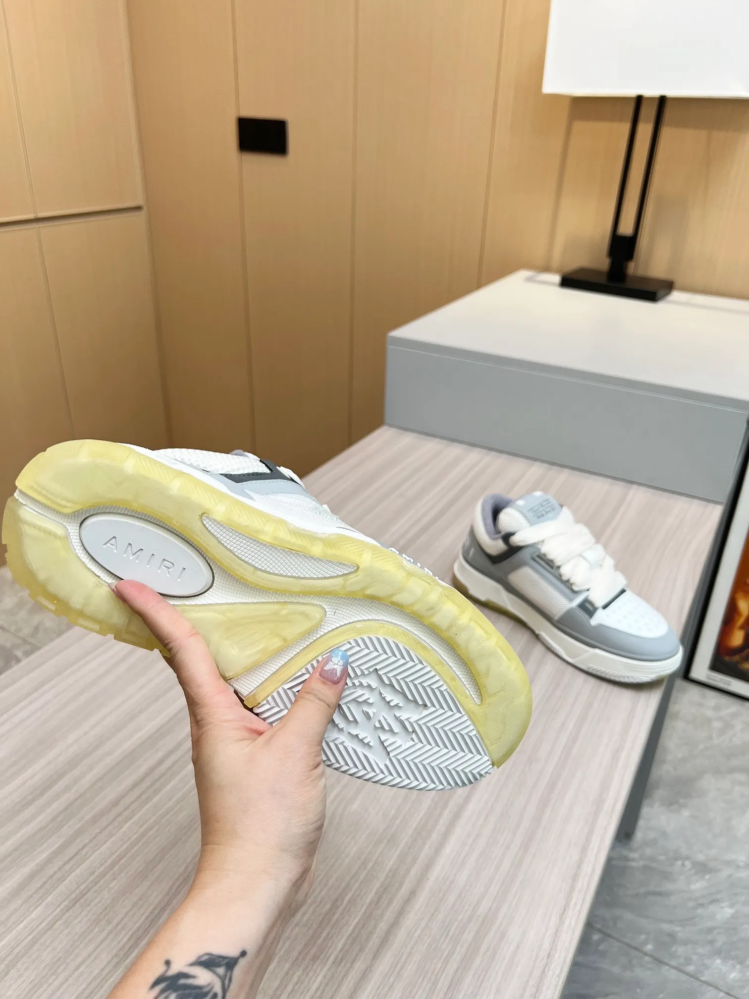 p620💰Men's shoes Amiri Emile's 2023 spring and summer new MA-1 bread shoes, couple models, casual sports shoes, sneakers Amiri gave up the rock punk style in the new season and used a large number of unsaturated colors, Morandi tones, whether you see or wear them, it will make people very happy. The large tongue of the bread shoes continues, shortens the length of the shoe body, thickens the midsole, and the toe part is more rounded. Amiri's brand letters and MA logo appear on the side of the shoe. Fabric: Original customized imported first-layer cowhide + mesh. Lining: Original customized breathable towel lining. Outsole. Foam combination material. Bottom thickness: 4CM. Size: Men's 39-45
